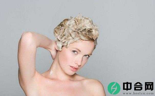 哪些洗头方式容易导致女性脱发？加速女性脱发的食物有哪些？(1)