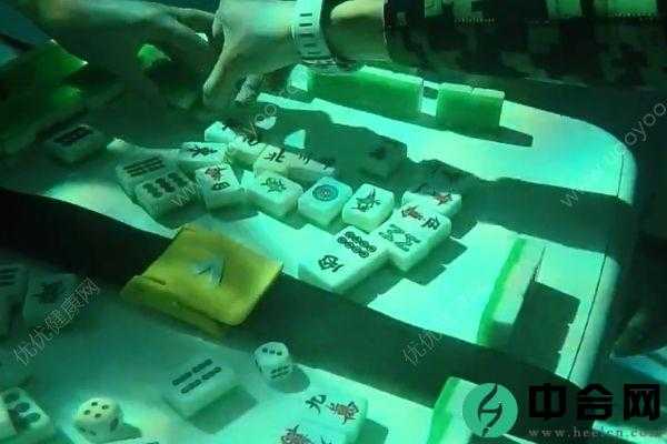 水下6米打麻将，消暑玩出新花样，教练说：不会游泳也可以玩(2)