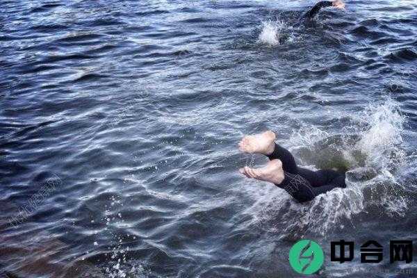 中学生生日聚会邀2名同学结伴下河游泳，3人皆溺亡(1)