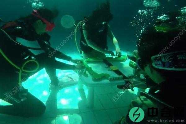 水下6米打麻将，消暑玩出新花样，教练说：不会游泳也可以玩(4)