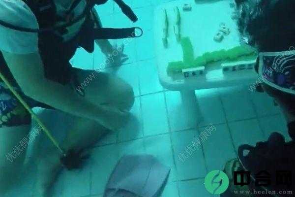 水下6米打麻将，消暑玩出新花样，教练说：不会游泳也可以玩(3)