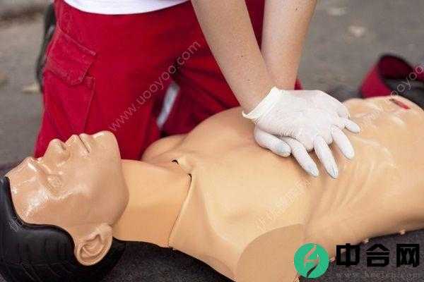 老人突然晕倒路边，怀孕护士跪地抢救20分钟(3)