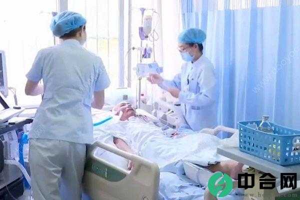 老人突然晕倒路边，怀孕护士跪地抢救20分钟(2)