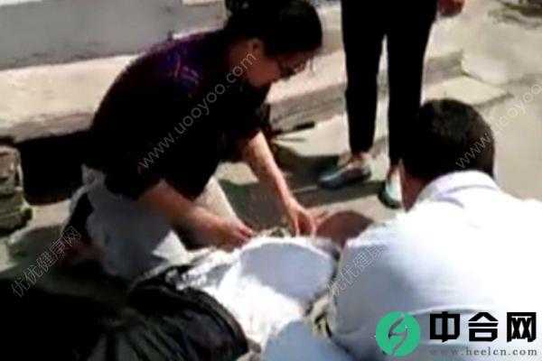 老人突然晕倒路边，怀孕护士跪地抢救20分钟(1)